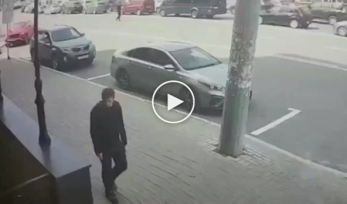 В Казани автомобилистка перепутала педали и сбила девушку на тротуаре