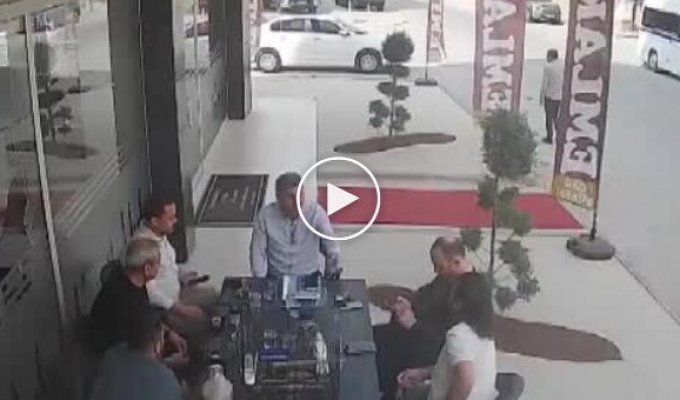 Курица приземлилась на стол жителей Турции