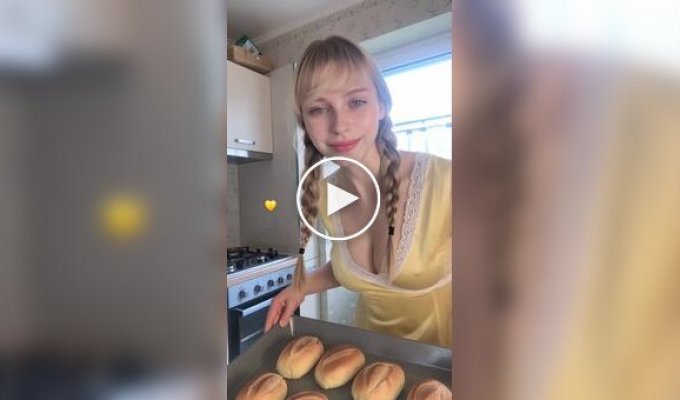 Девушка похвасталась аппетитными булочками с повидлом