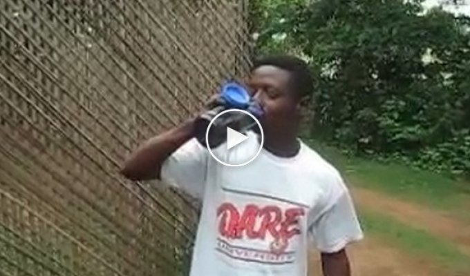 Чернокожий парень способный удивить трюками с водой