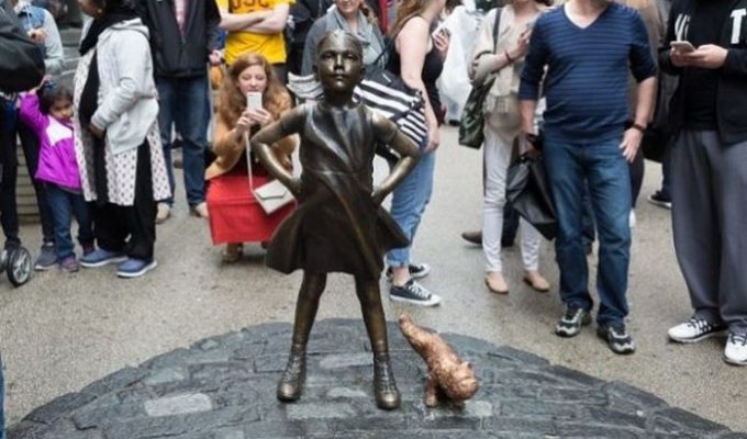 У статуи «Смелой девочки» на Уолл-стрит появилась статуя «Писающего мопса» (2 фото)
