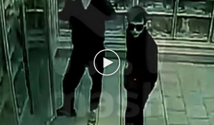 Нео и Морфеус: подростки избили продавщицу продуктового в Петербурге и украли кусок мяса