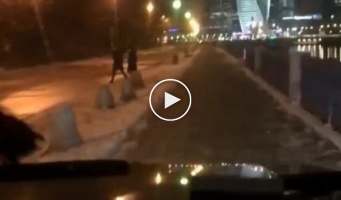 Девушка за рулем Mercedes Gelandewagen проехала по тротуару набережной Тараса Шевченко