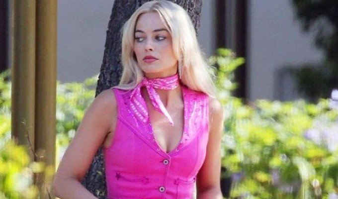 Margot Robbie as Barbie - new photos (4 photos)