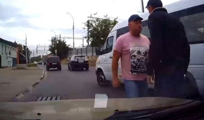 Успокаивающий перцовый баллончик: в Саратове агрессивный водитель напал на студента (3 фото + 1 видео)