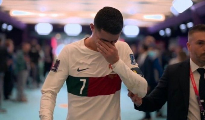 Роналду расплакался из-за проигрыша сборной Марокко: Португалия вылетела с ЧМ-2022 (3 фото + видео)
