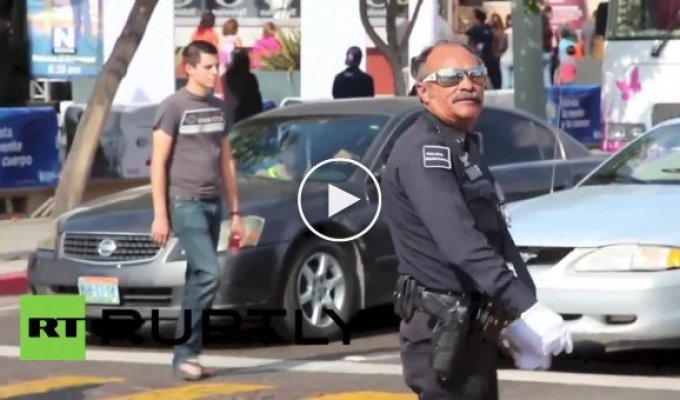 Веселый мексиканский полицейский регулирует перекресток движениями Майкла Джексона