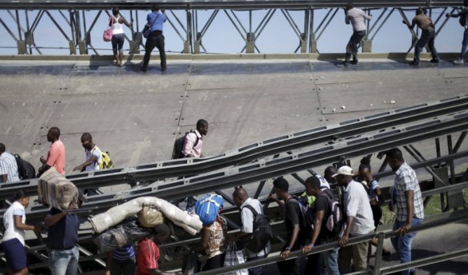 Опасная переправа по рухнувшему мосту в Гаити (7 фото)