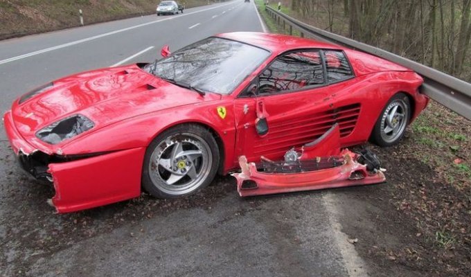 Водитель Ferrari F512M разбил свою машину, но спас жизнь пешеходу (2 фото)