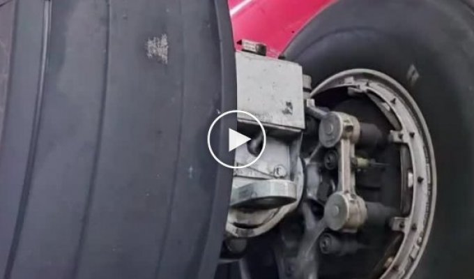 Replacing a wheel on an airplane