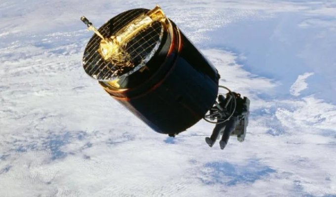 Астронавт поймал спутник голыми руками (2 фото + видео)