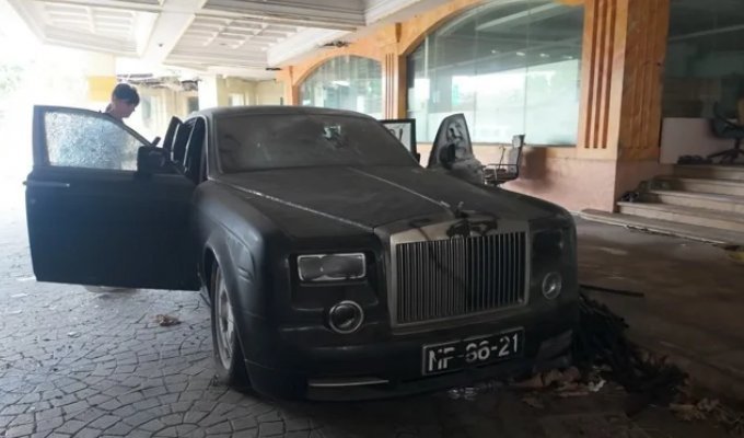 В закрытом отеле с казино нашли десятки брошенных машин: среди них Rolls-Royce и Porsche (1 фото + 2 видео)