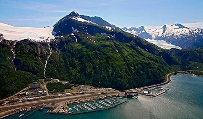How people live in a city in Alaska, where there is only 1 residential building for everyone (8 photos)