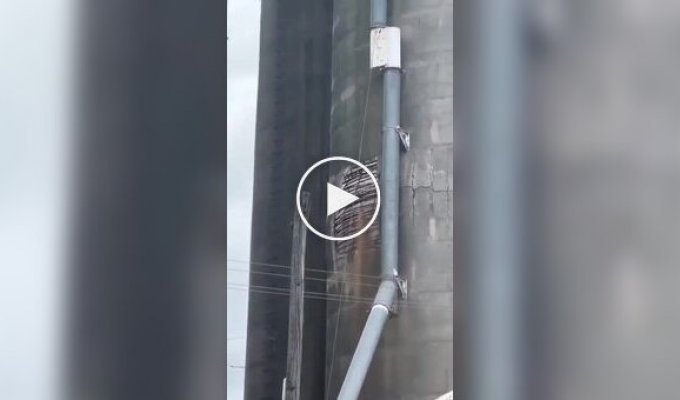 Обрушения силосной башни в американском городе