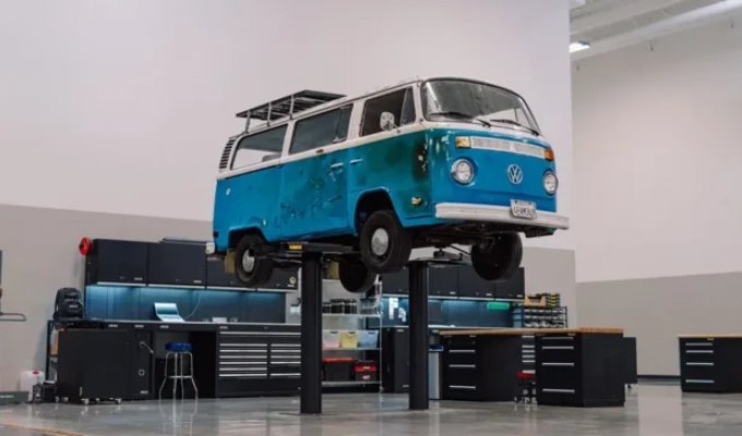 Volkswagen восстановит знаменитый микроавтобус переживший калифорнийский пожар (4 фото)