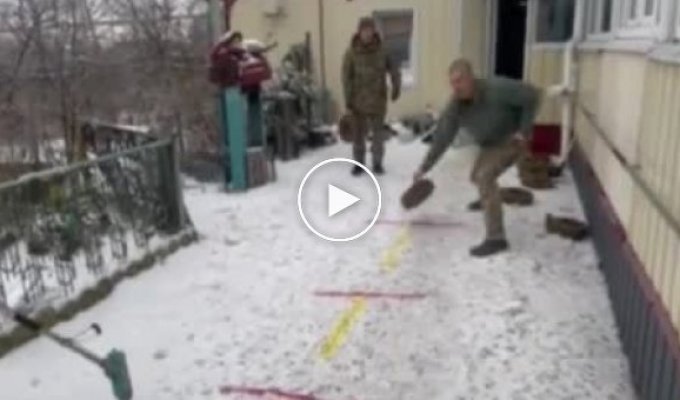 Украинские солдаты играют в керлинг с противотанковыми минами