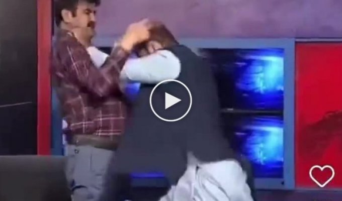 Дебаты на пакистанском телевидении закончились дракой в прямом эфире