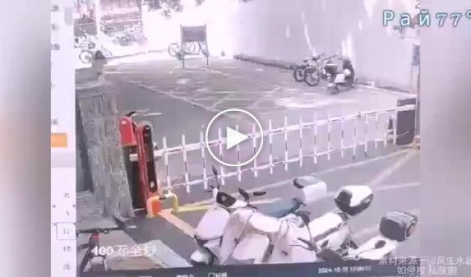 A barrier caught a girl who was too hasty by surprise