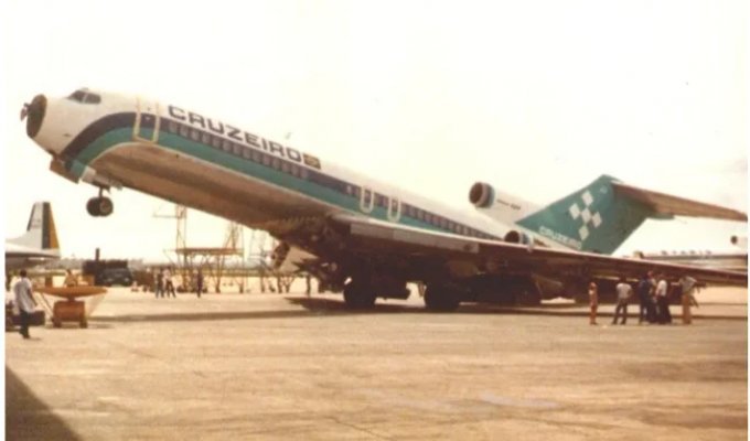 Почему перестали ставить двигатели на хвост самолета? (5 фото)