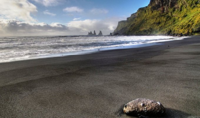Чудо естественного происхождения: сказочно красивый Черный пляж (7 фото)