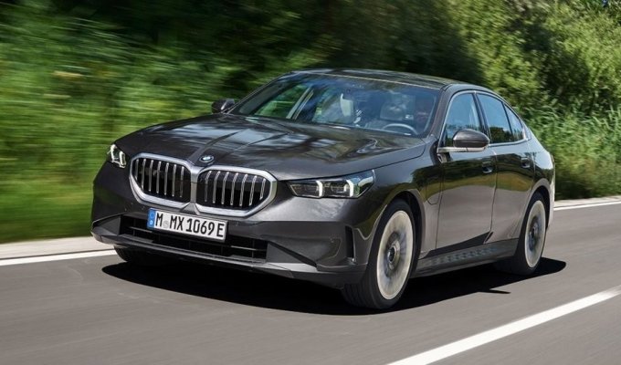 Новая BMW "пятёрка" расходует до 1 литра топлива на 100 км (16 фото)