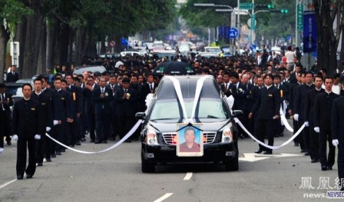 Похороны босса тайваньской мафии (13 фото)