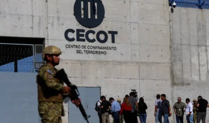 Самая опасная тюрьма в мире (6 фото)