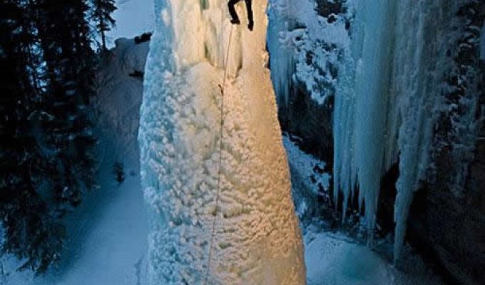 Подъём по замерзшему столбу (9 фото)