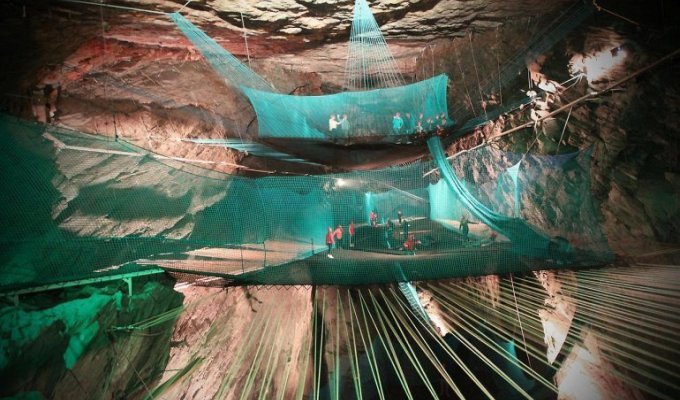 Самый большой подземный батут в мире (7 фото)