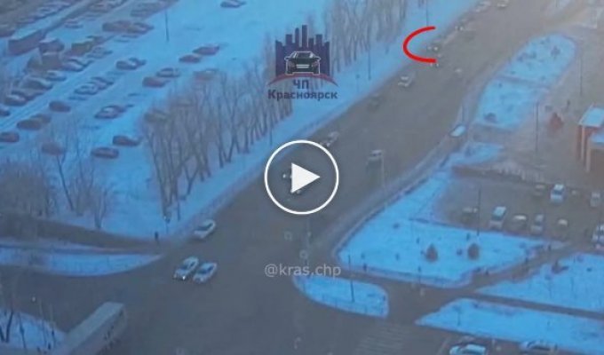 В Красноярске неадекватный водитель протащил по улице грузовик и травмировал пешеходов