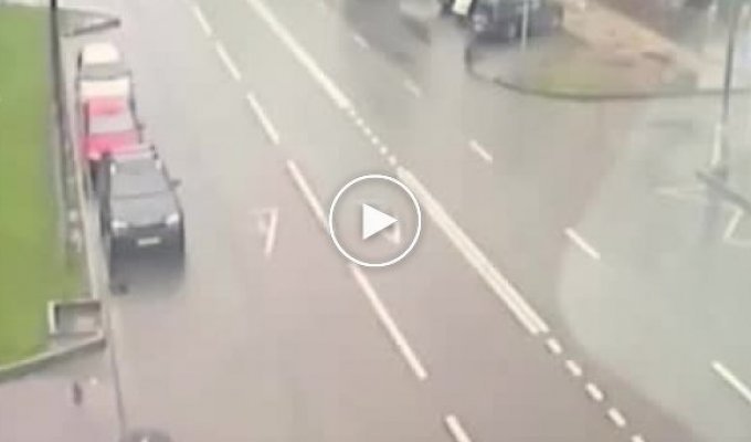 Мотоциклист погиб в ДТП с такси в Москве
