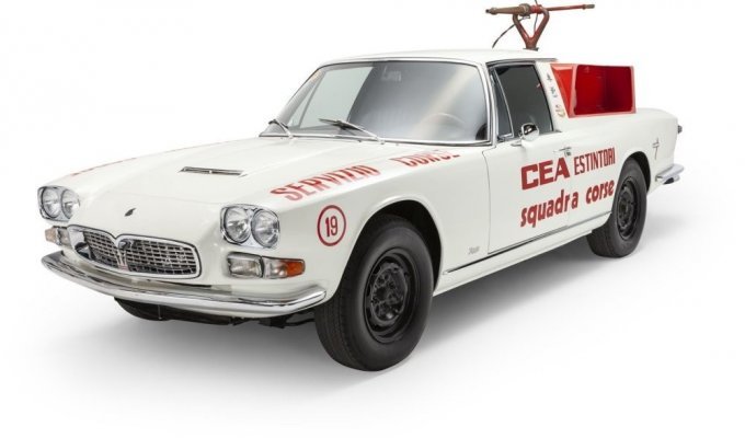 Maserati Quattroporte fire truck from Formula 1 will be put up for auction (5 photos)
