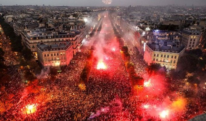 Массовые беспорядки и погромы во Франции после победы в ЧМ (25 фото + 3 видео)