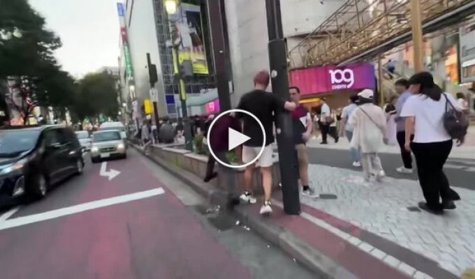 В Японии запустили шоу, где ловят извращенцев, которые подставляют камеры под юбки девушкам