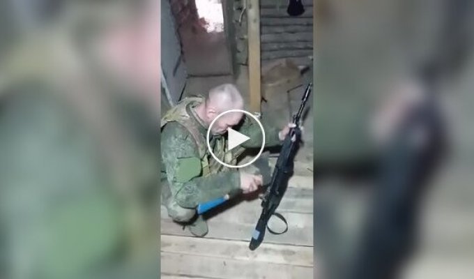 Российский пещерный человек использует точный инструмент для «ремонта» прицела своего калаша