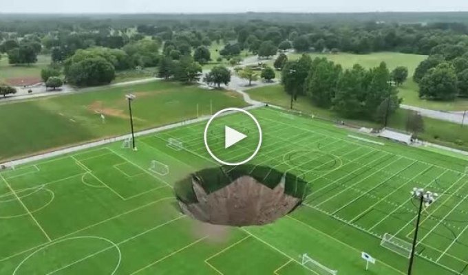 В США часть футбольного поля ушла под землю