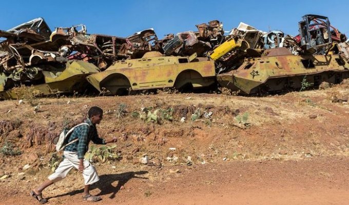 Кладбище военной техники в Эритрее (37 фото)