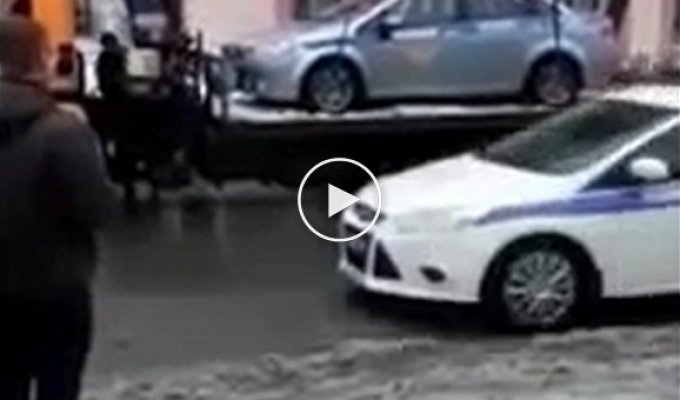 Машину ДПС забрал эвакуатор за неправильную парковку в Казани