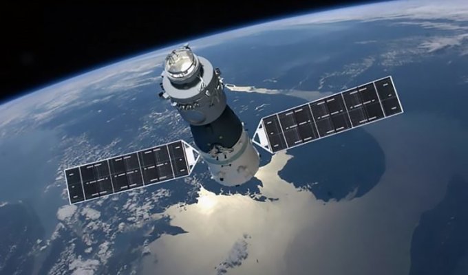 Китайская орбитальная станция падает на Землю (6 фото)