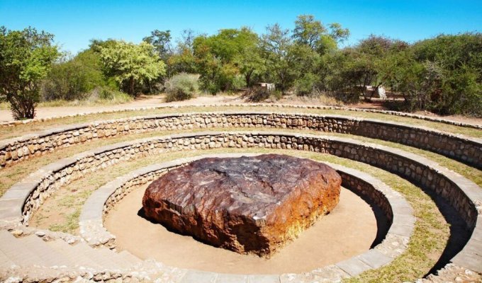 Goba is the largest meteorite on Earth (4 photos)