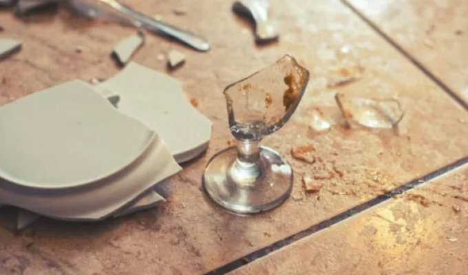 Restaurant customers smashed plates "for luck" and then saw the bill (2 photos + 1 video)