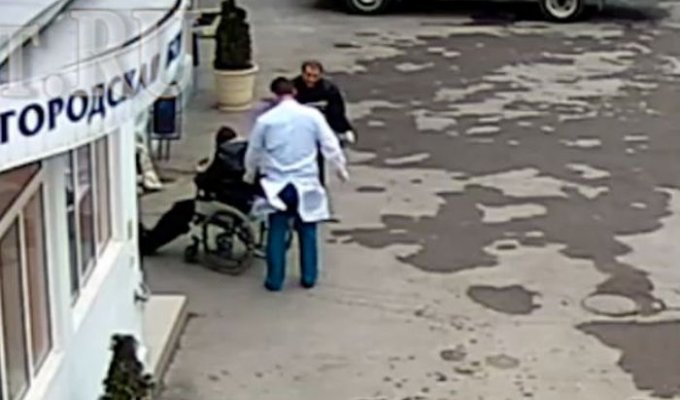 В Ростове-на-Дону врачи оставили пенсионера умирать на улице (2 фото + видео)