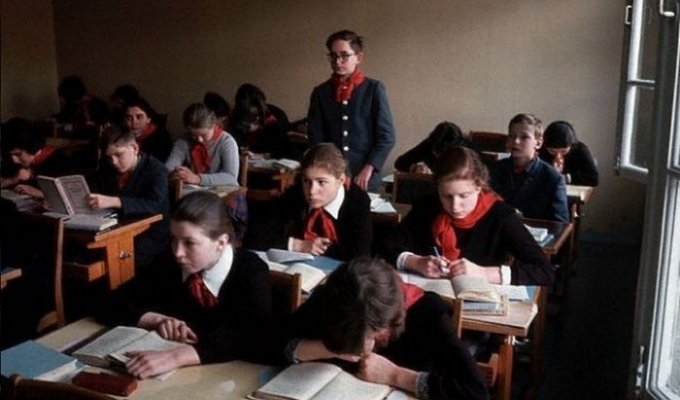 Чем занимались школьники СССР во время уроков (11 фото)