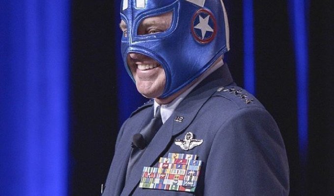 Начальник штаба ВВС США с чувством юмора (2 фото)