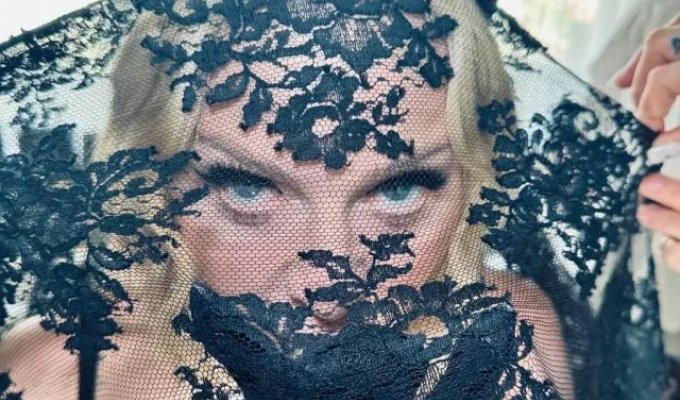 66-year-old Madonna looks like a girl at the Dolce & Gabbana show (6 photos + 2 videos)