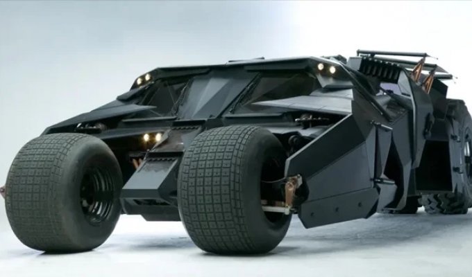 A Batmobile without permission for public roads was put up for sale for 3 million dollars (4 photos)