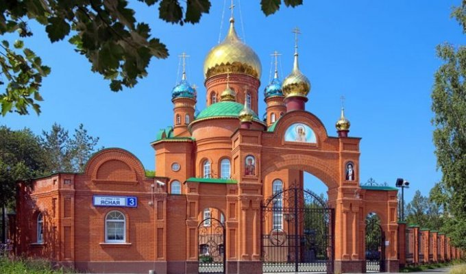 В Екатеринбурге прихожане храма могут жертвовать золотые изделия и лом (2 фото)