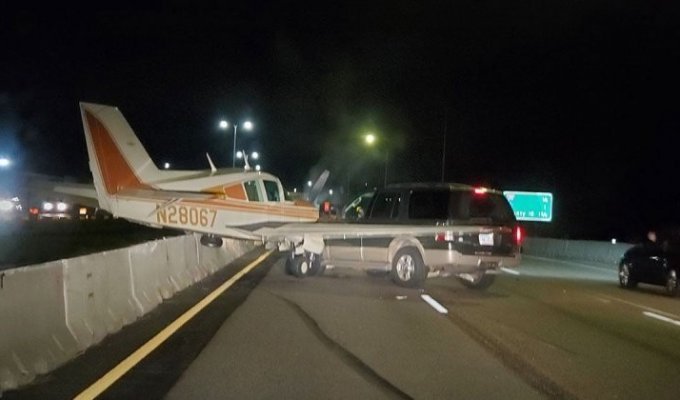 Небольшой самолет произвел вынужденную посадку на шоссе в Миннесоте и врезался во внедорожник (2 фото + 2 видео)