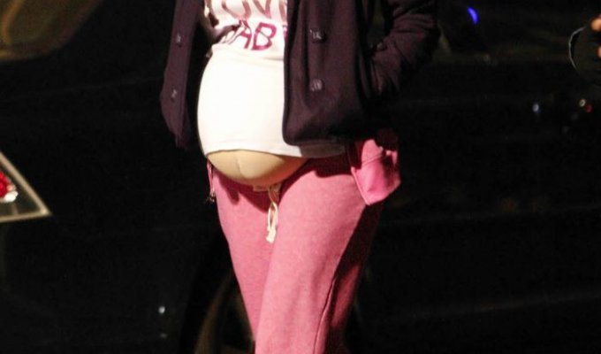 Беременная Джессика Бил на прогулке (4 Фото)