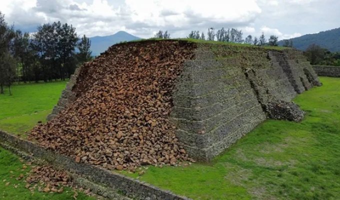 The gods are angry: people are scared by the destruction of an ancient pyramid (4 photos)